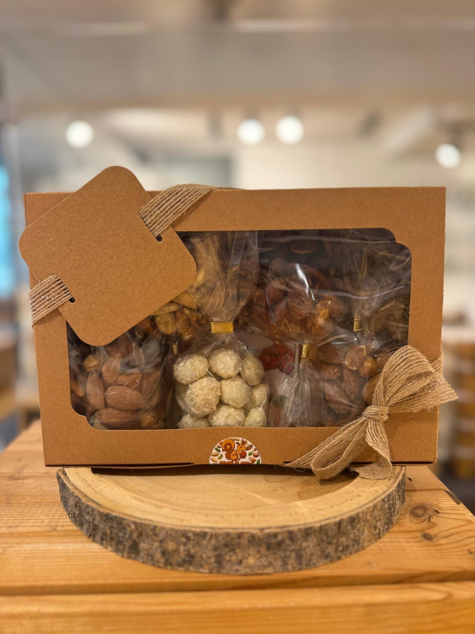 geschenk box - Weisser Schoko Geschenkbox - Nasch Deluxe – Bild 1