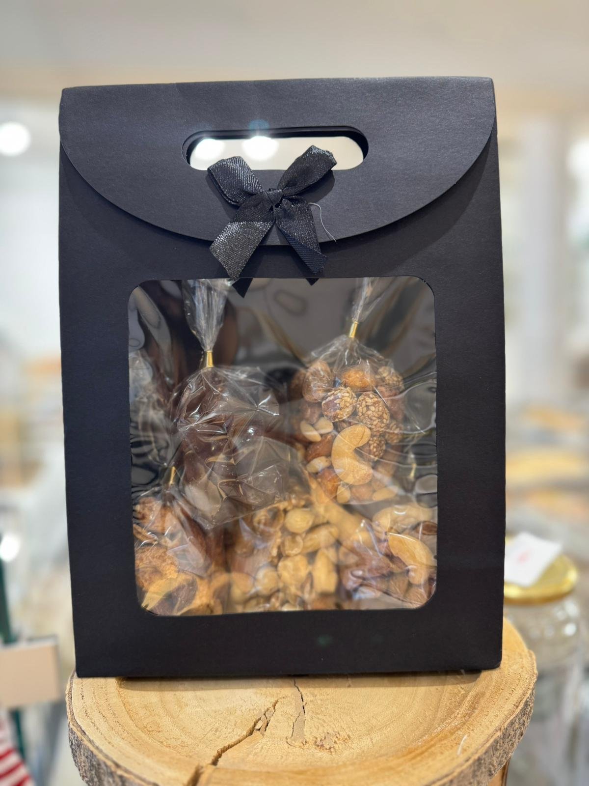 WhatsApp Image 2025-12-04 at 11.05.00_67edab9b Geschenk Tüte Gross - Himbeer in dunklerschokolade – Bild 1